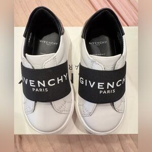 GIVENCHY | Monochrome Logo Strap Low Top Sneakers